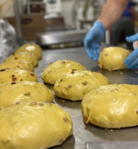 panettoni in lavorazione